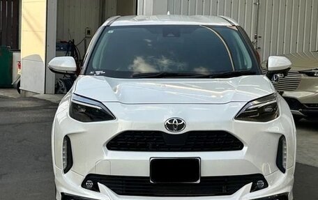 Toyota Yaris Cross, 2022 год, 1 370 000 рублей, 2 фотография