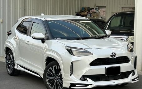 Toyota Yaris Cross, 2022 год, 1 370 000 рублей, 3 фотография