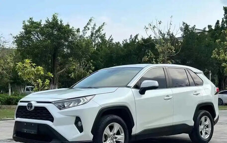 Toyota RAV4, 2021 год, 2 050 000 рублей, 1 фотография