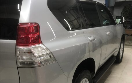 Toyota Land Cruiser Prado 150 рестайлинг 2, 2010 год, 3 075 000 рублей, 5 фотография
