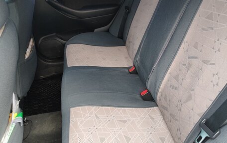 Toyota Avensis III рестайлинг, 2005 год, 900 000 рублей, 5 фотография
