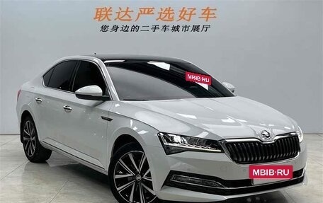 Skoda Superb III рестайлинг, 2022 год, 1 989 000 рублей, 3 фотография