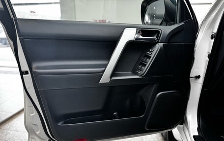 Toyota Land Cruiser Prado 150 рестайлинг 2, 2017 год, 4 245 000 рублей, 14 фотография