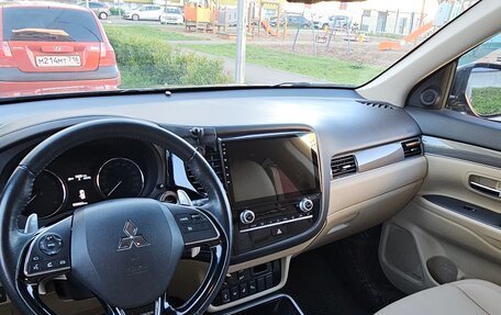 Mitsubishi Outlander III рестайлинг 3, 2020 год, 2 850 000 рублей, 13 фотография