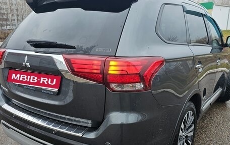 Mitsubishi Outlander III рестайлинг 3, 2020 год, 2 850 000 рублей, 9 фотография