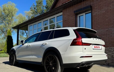 Volvo V60 Cross Country II, 2020 год, 4 000 000 рублей, 6 фотография