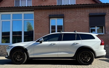 Volvo V60 Cross Country II, 2020 год, 4 000 000 рублей, 5 фотография