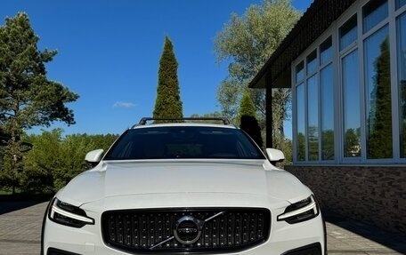 Volvo V60 Cross Country II, 2020 год, 4 000 000 рублей, 3 фотография