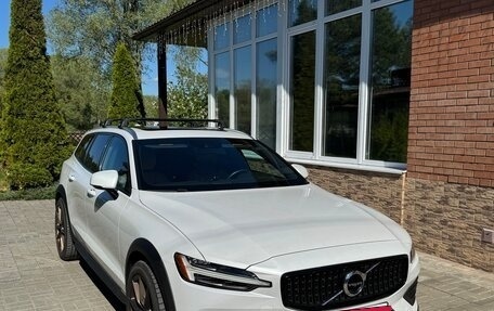 Volvo V60 Cross Country II, 2020 год, 4 000 000 рублей, 2 фотография