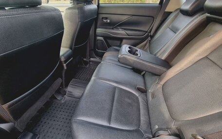 Mitsubishi Outlander III рестайлинг 3, 2014 год, 1 670 000 рублей, 9 фотография
