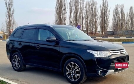 Mitsubishi Outlander III рестайлинг 3, 2014 год, 1 670 000 рублей, 3 фотография