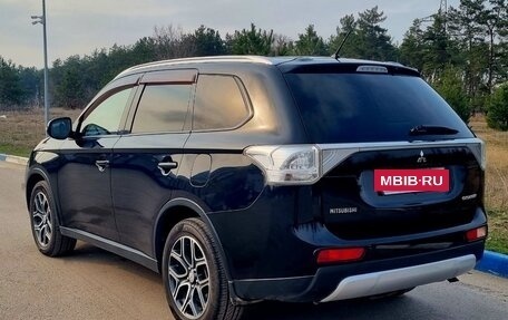 Mitsubishi Outlander III рестайлинг 3, 2014 год, 1 670 000 рублей, 4 фотография