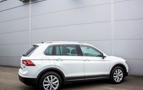 Volkswagen Tiguan II, 2017 год, 2 400 000 рублей, 2 фотография