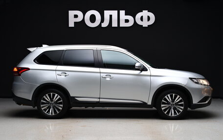 Mitsubishi Outlander III рестайлинг 3, 2019 год, 1 875 000 рублей, 6 фотография
