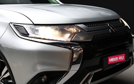 Mitsubishi Outlander III рестайлинг 3, 2019 год, 1 875 000 рублей, 10 фотография