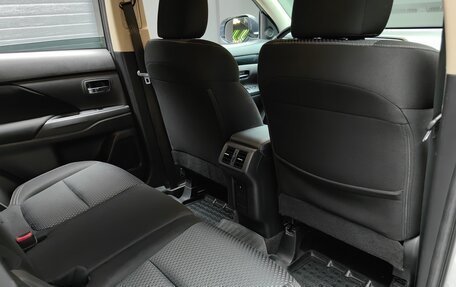 Mitsubishi Outlander III рестайлинг 3, 2019 год, 1 875 000 рублей, 20 фотография