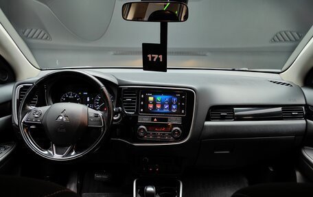 Mitsubishi Outlander III рестайлинг 3, 2019 год, 1 875 000 рублей, 26 фотография