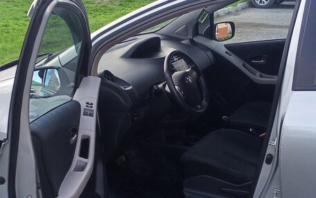 Toyota Yaris III рестайлинг, 2008 год, 700 000 рублей, 6 фотография