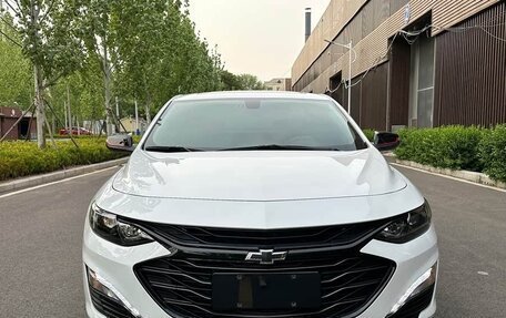 Chevrolet Malibu IX, 2022 год, 2 100 000 рублей, 2 фотография