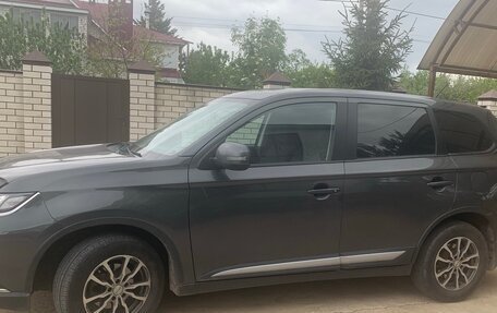 Mitsubishi Outlander III рестайлинг 3, 2016 год, 1 870 000 рублей, 2 фотография