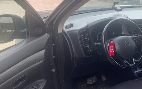 Mitsubishi Outlander III рестайлинг 3, 2016 год, 1 870 000 рублей, 4 фотография