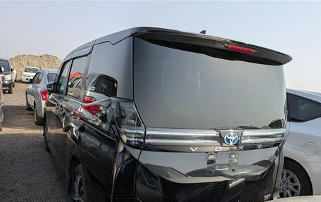 Toyota Voxy, 2022 год, 2 550 000 рублей, 3 фотография