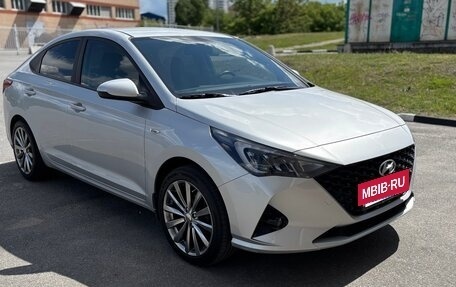 Hyundai Solaris II рестайлинг, 2021 год, 1 630 000 рублей, 2 фотография