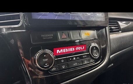Mitsubishi Outlander III рестайлинг 3, 2016 год, 1 600 000 рублей, 9 фотография