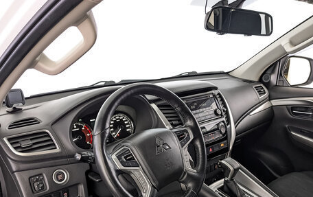 Mitsubishi Pajero Sport III рестайлинг, 2019 год, 3 250 000 рублей, 15 фотография