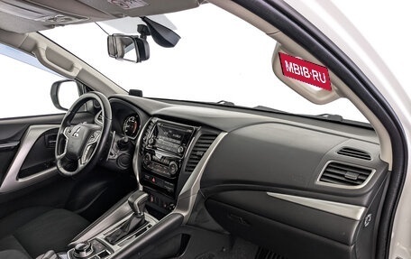 Mitsubishi Pajero Sport III рестайлинг, 2019 год, 3 250 000 рублей, 13 фотография