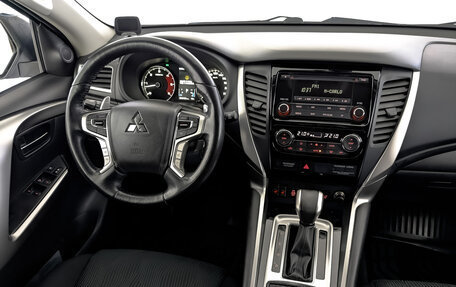 Mitsubishi Pajero Sport III рестайлинг, 2019 год, 3 250 000 рублей, 29 фотография