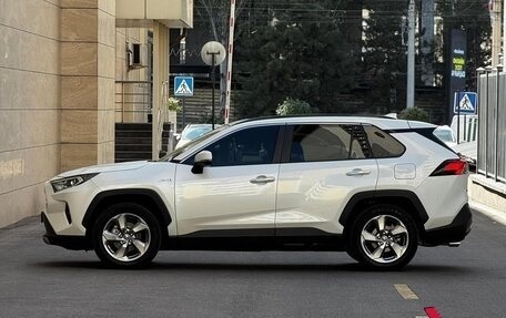 Toyota RAV4, 2022 год, 2 620 000 рублей, 3 фотография