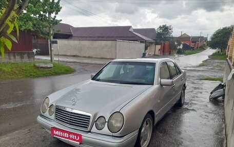 Mercedes-Benz E-Класс, 1996 год, 600 000 рублей, 2 фотография