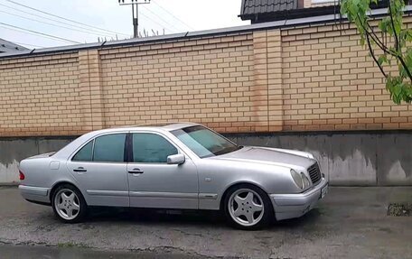 Mercedes-Benz E-Класс, 1996 год, 600 000 рублей, 3 фотография