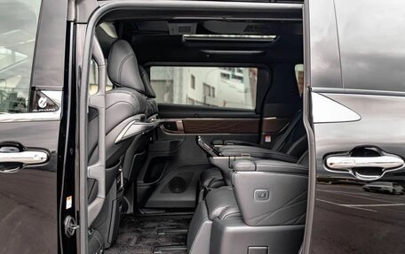 Toyota Alphard, 2023 год, 13 490 000 рублей, 13 фотография