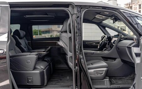 Toyota Alphard, 2023 год, 13 490 000 рублей, 14 фотография