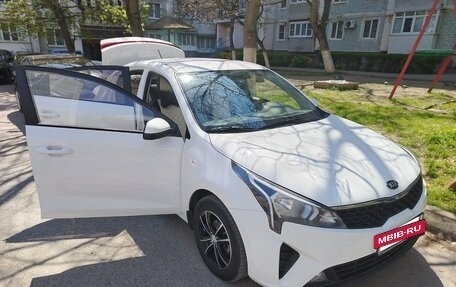 KIA Rio IV, 2021 год, 1 700 000 рублей, 2 фотография