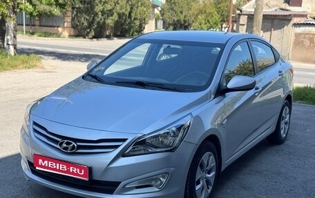 Hyundai Solaris II рестайлинг, 2015 год, 1 095 000 рублей, 1 фотография