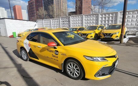 Toyota Camry, 2021 год, 2 100 000 рублей, 2 фотография