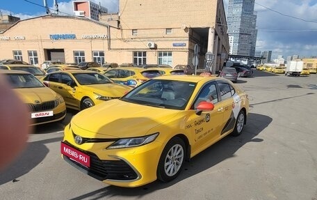 Toyota Camry, 2021 год, 2 100 000 рублей, 5 фотография
