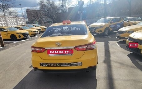 Toyota Camry, 2021 год, 2 100 000 рублей, 3 фотография