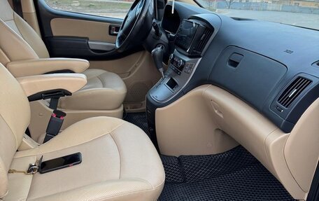 Hyundai H-1 II рестайлинг, 2018 год, 2 400 000 рублей, 3 фотография