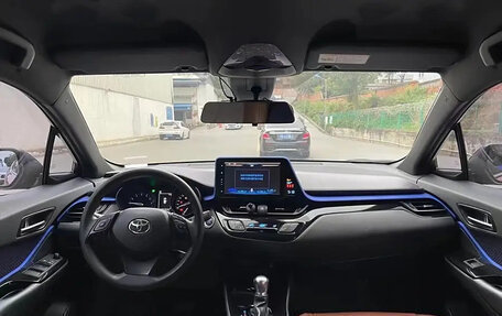 Toyota C-HR I рестайлинг, 2021 год, 1 500 000 рублей, 10 фотография