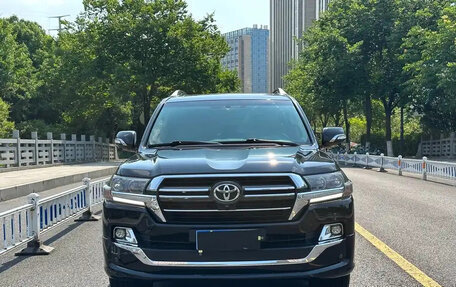 Toyota Land Cruiser 200, 2021 год, 7 549 011 рублей, 2 фотография