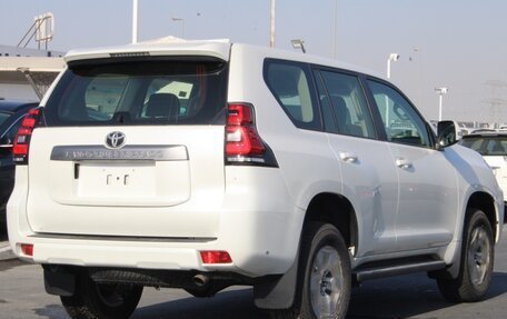 Toyota Land Cruiser Prado 150 рестайлинг 2, 2022 год, 7 750 000 рублей, 4 фотография