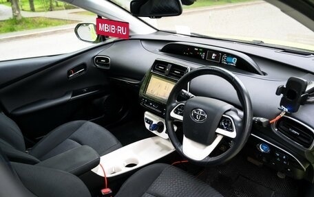 Toyota Prius IV XW50, 2016 год, 1 800 000 рублей, 18 фотография