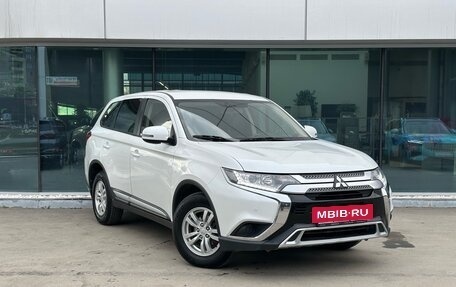 Mitsubishi Outlander III рестайлинг 3, 2019 год, 2 169 000 рублей, 3 фотография