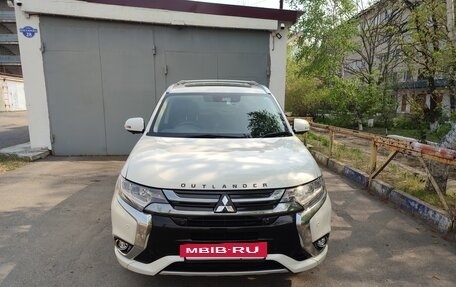 Mitsubishi Outlander III рестайлинг 3, 2018 год, 2 250 000 рублей, 3 фотография