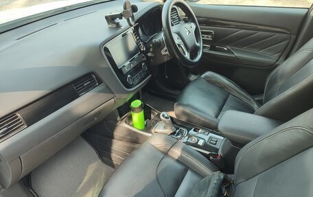 Mitsubishi Outlander III рестайлинг 3, 2018 год, 2 250 000 рублей, 10 фотография