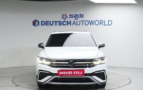 Volkswagen Tiguan II, 2022 год, 2 860 000 рублей, 3 фотография